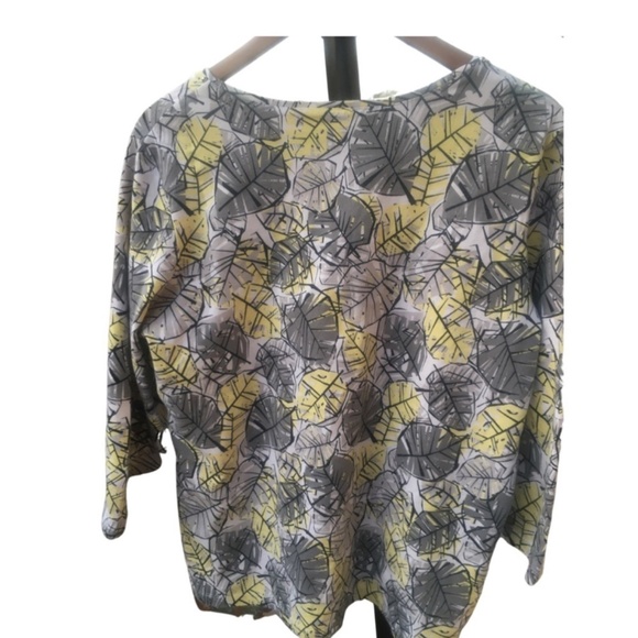 Lark Lane Leaf Print V-Neck Beaded 3/4 Sleeve Top 1X - Picture 3 of 6